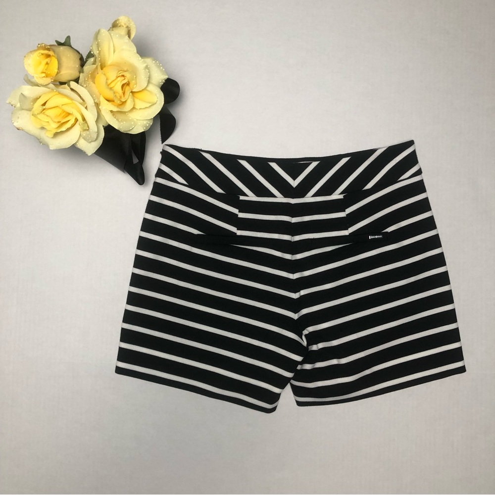 ⭐️NEW⭐️White House Black Market (WHBM) Classic Black & White Stripe Knit Short - Picture 3 of 11